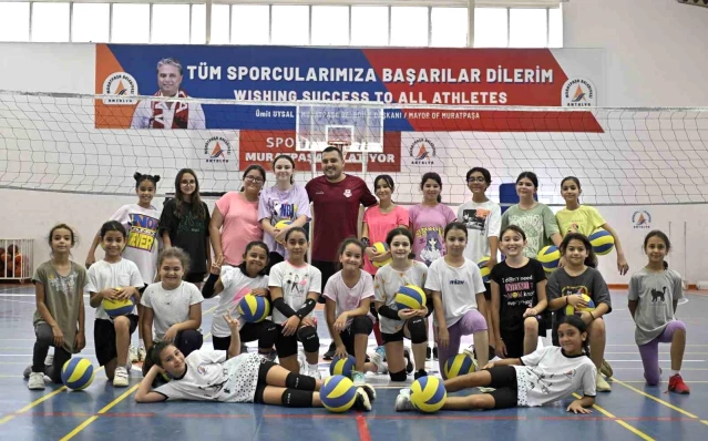 Antalya'da Yaz Spor Okullarında Voleybol Kursları Devam Ediyor