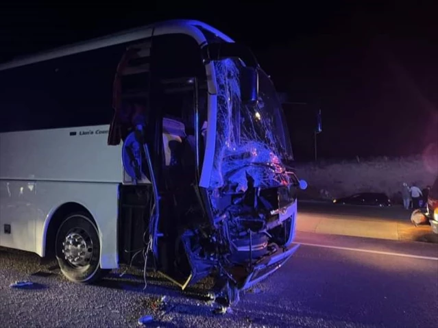 Antalya'da Yolcu Otobüsü Traktöre Çarptı: 5 Yaralı