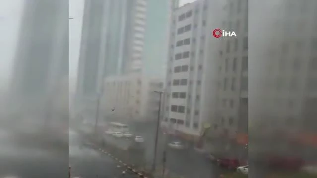 BAE'de şiddetli yağış hayatı felç etti