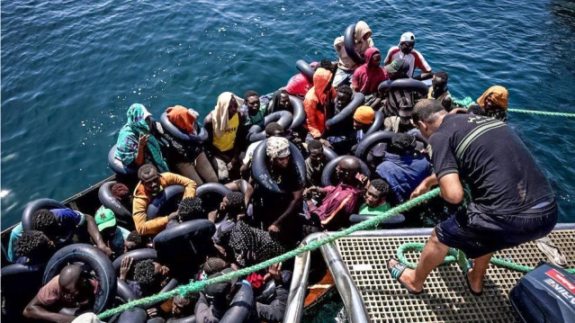 BBC, Tunus sahil güvenlik ekibiyle Akdeniz'de: 24 saatte 9 göçmen teknesi