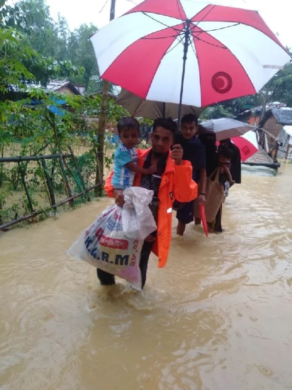 Bangladeş'teki Rohingyalı mülteci kampında sel meydana geldi