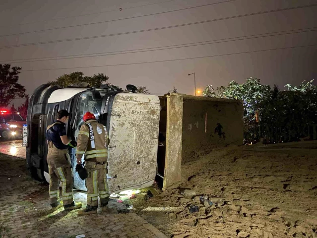 Başakşehir'de Toprak Yüklü Hafriyat Kamyonu Kaza Yaptı