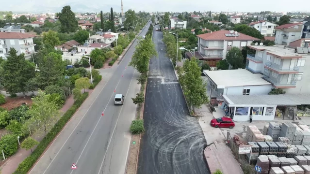 Başkan Böcek, Döşemealtı'ndaki Sıcak Asfalt Çalışmasını İnceledi