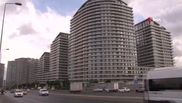 Batışehir'de Silahla Havaya Ateş Açan Kadın Maganda Kamerada