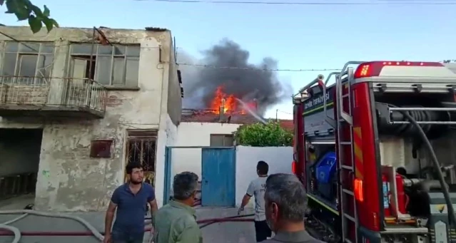 Bergama'da çıkan yangın 4 eve sıçradı