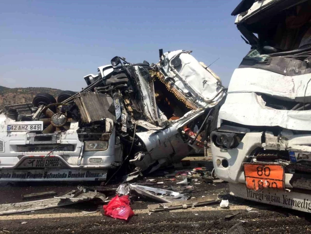 Bilecik'te Saman Yüklü Tır ile Kimyasal Madde Yüklü Tanker Kafa Kafaya Çarpıştı