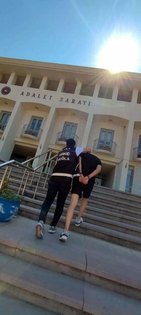 Bodrum'da Otobüste Uyuşturucu Operasyonu: 1 Kilo Kokain ve 43 Ekstazi Hap Ele Geçirildi