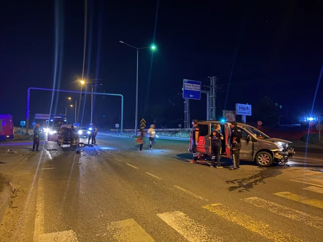 Bolu'da Hafif Ticari Araç ile Otomobil Çarpışması: 2 Yaralı