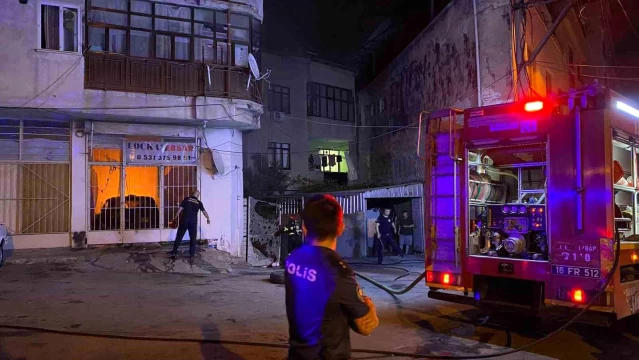 Bursa'da Bahçede Çıkan Yangın 6 Katlı Binaya ve İş Yerine Sıçradı