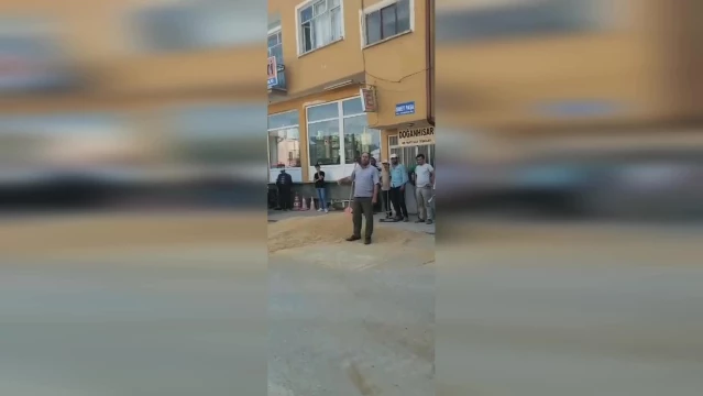 Çiftçi Buğdayını AKP İl Başkanlığı Önüne Döktü