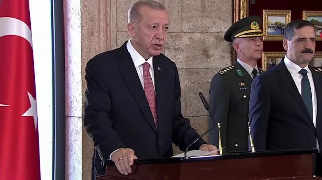 Cumhurbaşkanı Erdoğan, YAŞ Toplantısı Öncesi Anıtkabir'i Ziyaret Etti
