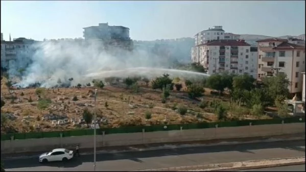 Elazığ'da Sürsürü Mezarlığı'nda çıkan yangın söndürüldü