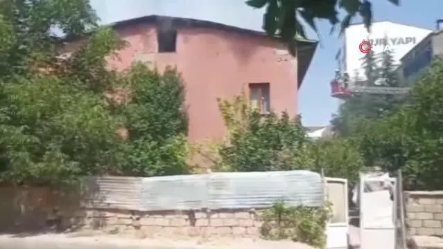 Elazığ'da çatı katında çıkan yangın korkuttu