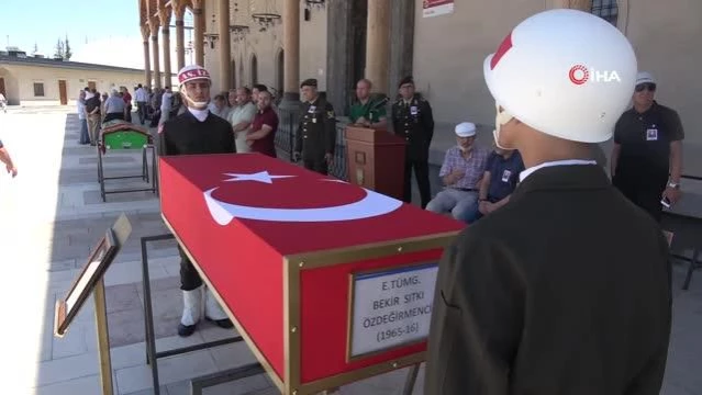 Emekli Tümgeneral Özdeğirmenci'nin cenazesi toprağa verildi