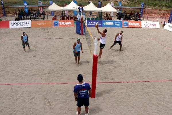 Erciyes Kayak Merkezi'nde Plaj Voleybolu Turnuvası Başladı