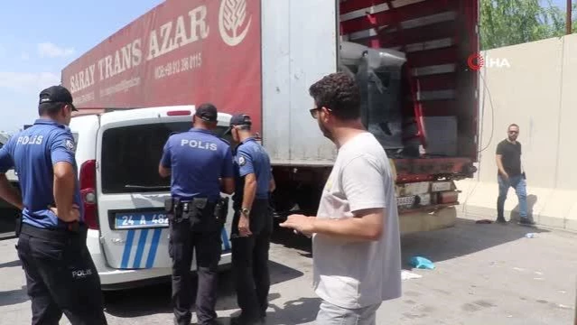 Erzincan'da tırın dorsesinde 70 kaçak göçmen yakalandı