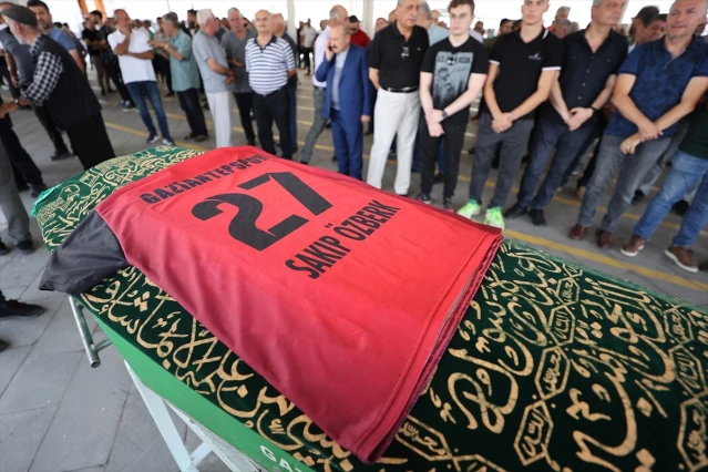 Eski Futbolcu Sakıp Özberk, Gaziantep'te Son Yolculuğuna Uğurlandı