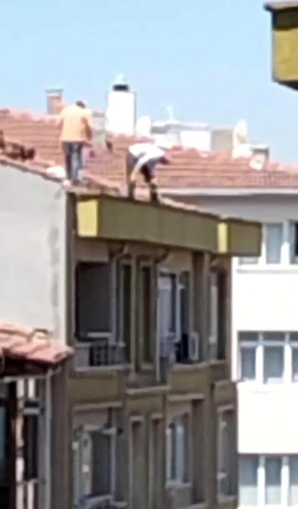 Eskişehir'de Çatıda Güvenlik Tedbiri Almadan Çalışan İşçiler