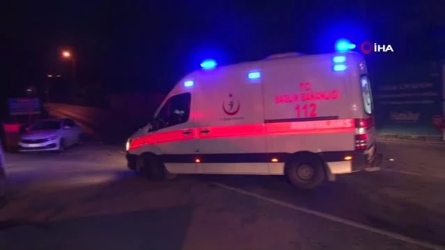 Eyüpsultan'da 2 otomobil kafa kafaya çarpıştı: 3 ağır yaralı