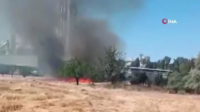 Fabrikada çıkan yangın araziye sıçradı
