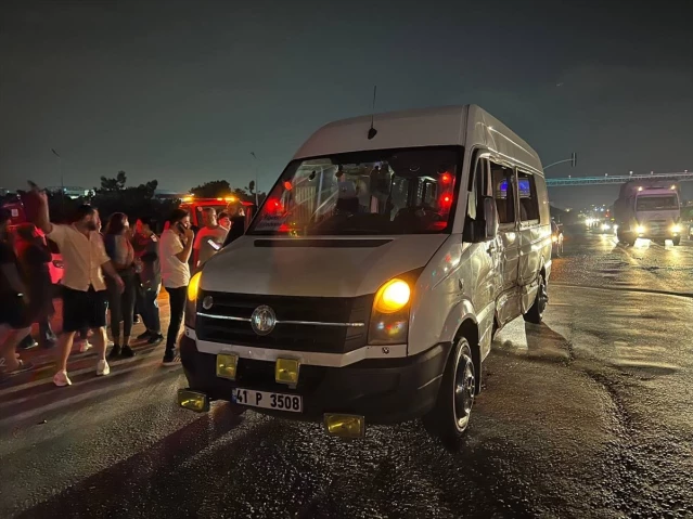 Gebze'de kırmızı ışıkta geçen işçi servisi ile tır çarpıştı: 3 yaralı