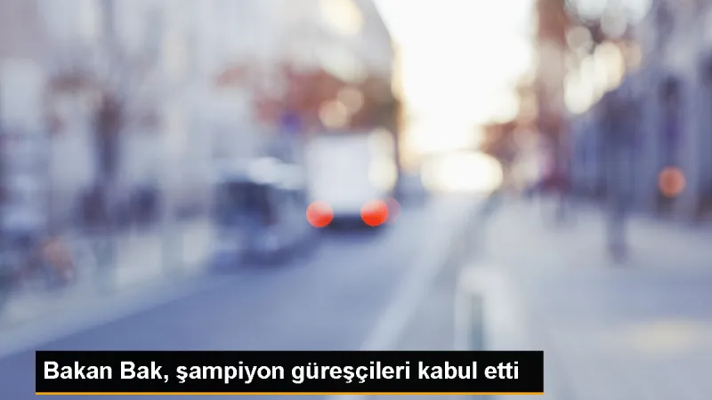 Gençlik ve Spor Bakanı Osman Aşkın Bak, Türkiye Güreş Federasyonu Başkanı Şeref Eroğlu ve şampiyon güreşçileri kabul etti