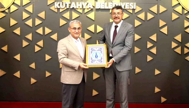 Hakkari Valiliğine atanan Ali Çelik, Belediye Başkanı Prof. Dr. Alim Işık'a veda ziyaretinde bulundu