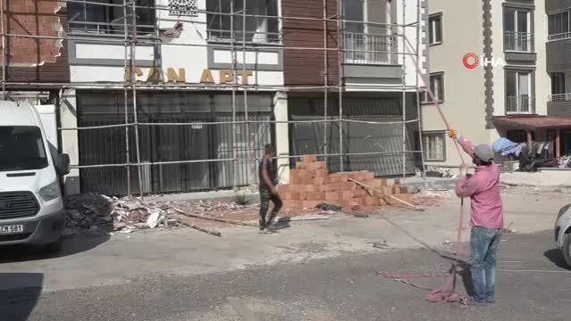 Hasarlı binaların onarımı için usta bulunamıyor