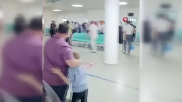 Hastanede silahlı kavga... Panik anları kamerada: 3 yaralı