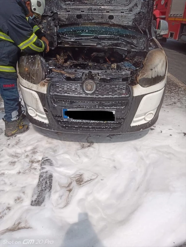 Hatay'da hafif ticari aracın motor kısmı yandı