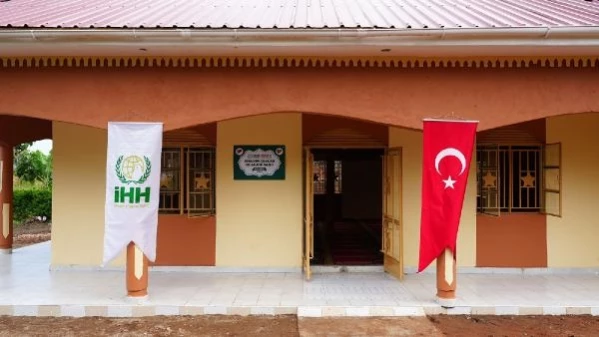 İHH Uganda'da cami ve su kuyusu inşa etti