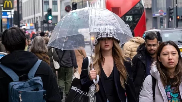 İngiltere'de Yağışlı Hava Perakende Satışları Etkiledi