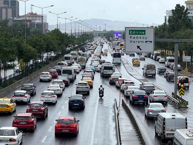İstanbul'da Sabah Yağmur Sonrası Yoğun Trafik