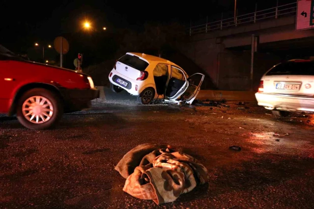 İzmir'de Kaza Sonrası Alev Topuna Dönen Araçtan Kurtarılan 2 Kişinin Durumu Ağır