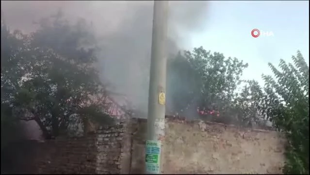 İzmir'de korkutan yangın: 2'si metruk toplam 5 ev zarar gördü