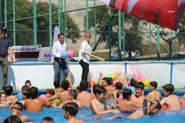 İzmit Belediyesi'nden Çocuklara Portatif Yüzme Havuzu Hizmeti