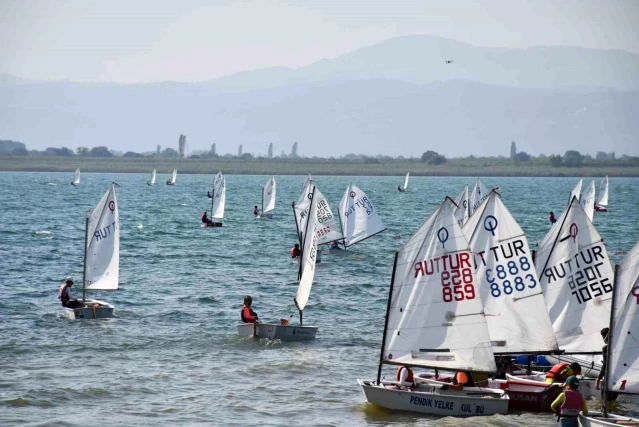 İznik Gölü'nde Yelken Yarışları Heyecanı