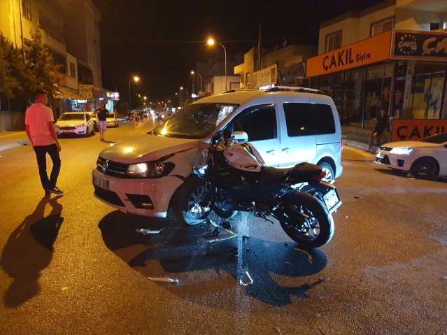 Kadirli'de Hafif Ticari Araç ile Motosiklet Çarpıştı: 2 Yaralı