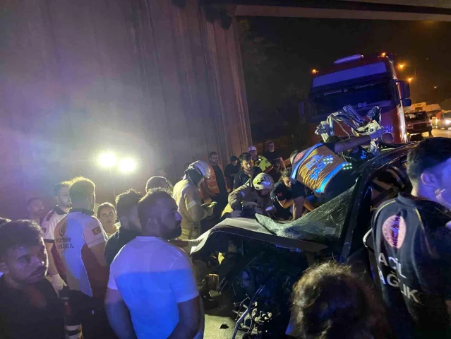 Kağıthane'de Cip Hafriyat Kamyonuna Çarptı: 2 Yaralı