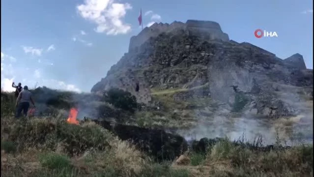 Kars Kalesi'nin etrafındaki otları ateşe verdiler