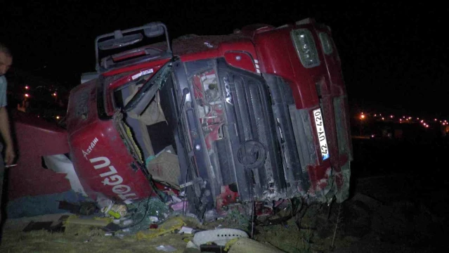 Kayseri-Sivas Yolunda Tır Devrildi: 1 Ölü, 1 Ağır Yaralı