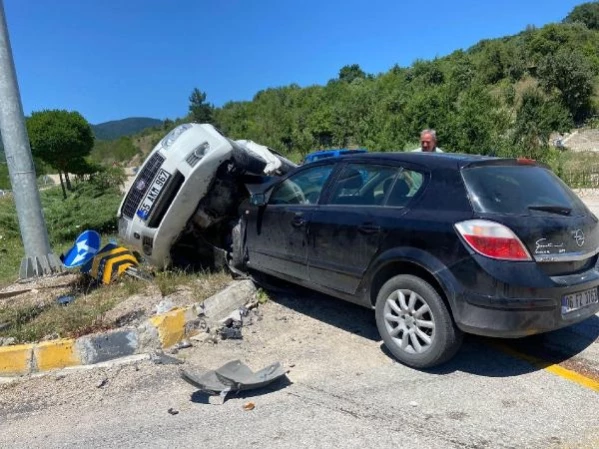 Kontrolsüz kavşakta korkunç kaza: 1 ölü, 8 yaralı