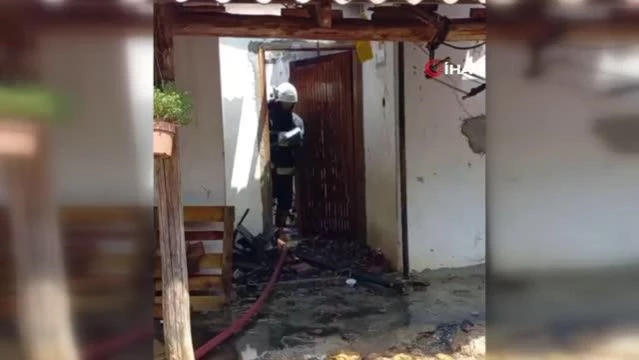 Küle dönen evde Kuran-ı Kerim'in zarar görmediğini fark eden itfaiye erinin mutluluğu gözlerine yansıdı