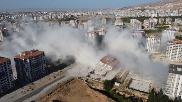 Malatya'da ağır hasarlı bina patlayıcı kullanılarak yıkıldı