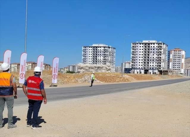 Malatya'da depremden etkilenen 2 bina patlayıcıyla yıkıldı