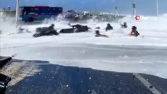 Maldivler'de sahile vuran dalga, araçları ve insanları sürükledi