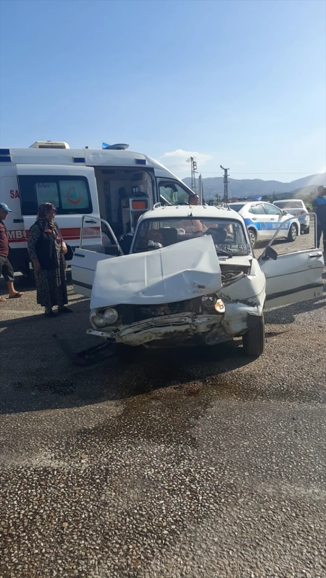 Manisa'da trafik kazası: İki kişi yaralandı