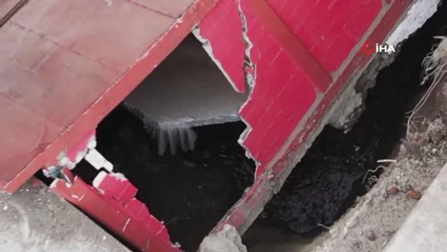 Meksika'da bir bina yolda oluşan dev çukurun içine devrildi