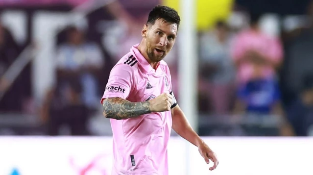 Messi'den imza alan temizlik görevlisi işten atıldı