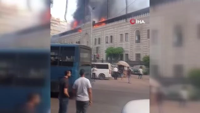 Mısır'da Evkaf Bakanlığı binasında yangın çıktı